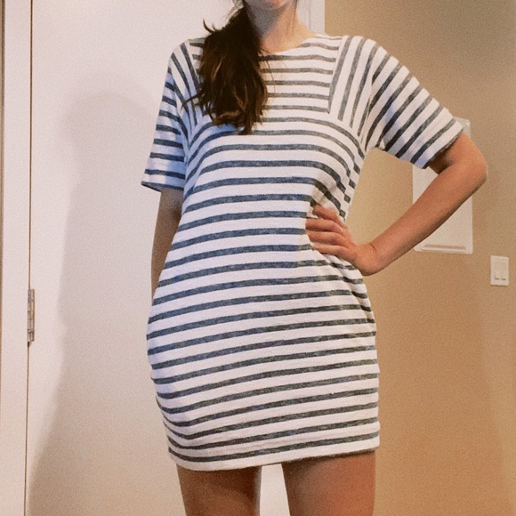 ❤️4/$40 SALE! ❤️ Banana Republic T Shirt Dress - Picture 2 of 7
